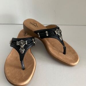 Cliffs by White Mountain Women Bailee Sandals C6513 Thong Black Silver 8.5M NWOB